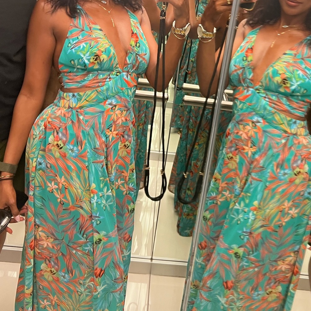 This beautiful summer dres is very flowery and comfy